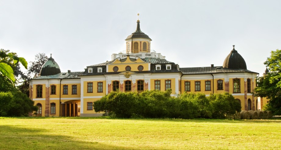 Schloss Belvedere ein Weimar im sommerlichen Sonnenlicht - BAHNHIT.DE, © getty, Foto: Nikada